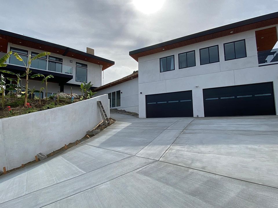 Guest House on top of the garage build 2022.2 car Parking on the side of the garage.