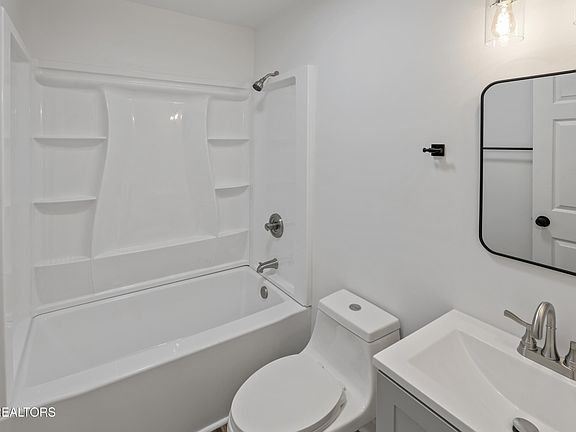 4th image of 2212 Adair Ave