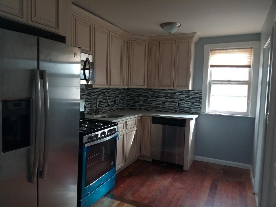 2nd image of 27 2nd Ave #2