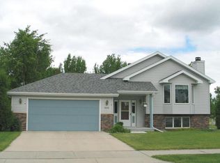 802 46th Ave S, Grand Forks, ND 58201