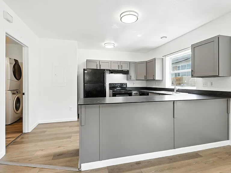 10033 N Lombard St — Photo 13
