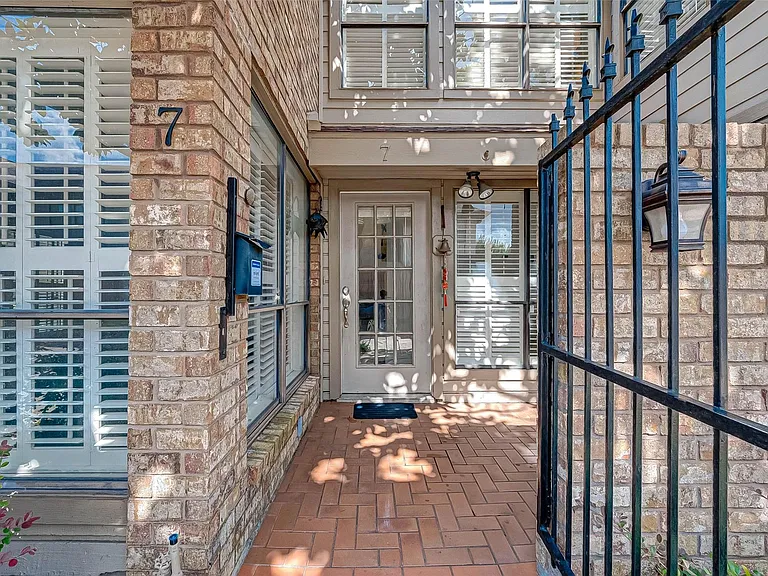 1908 Augusta Dr #7 — Photo 3