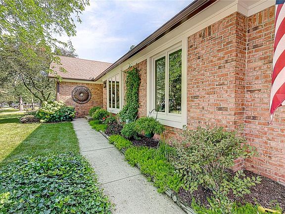3rd image of 239 Yorkshire Cir