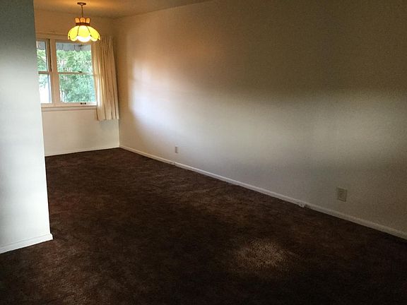 living room/dining area