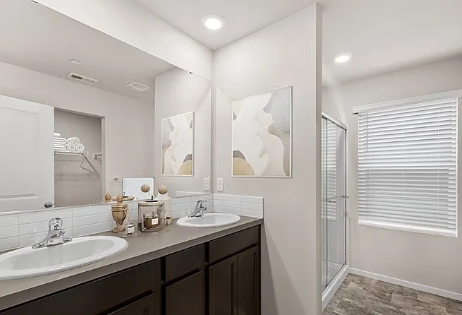 18725 Emmons Ct E — Photo 2
