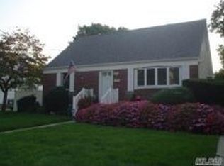 14 W Walnut St, Farmingdale, NY