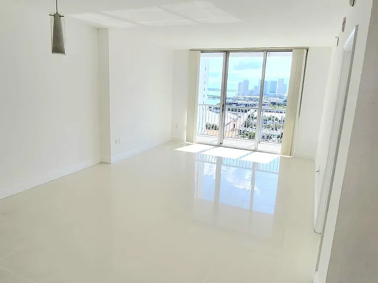 1750 N Bayshore Dr #2010 — Photo 12