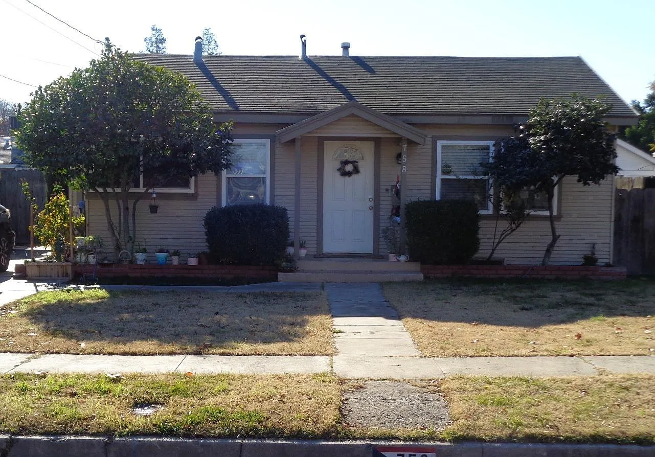 758 Park St photo 1