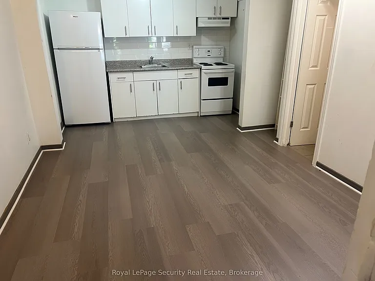 691 Barton St E — Photo 3
