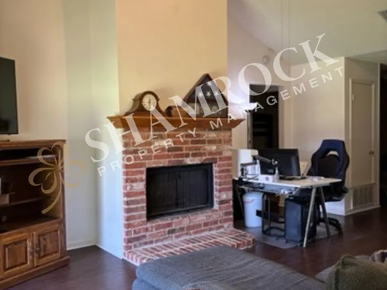 606 Park Ln — Photo 3