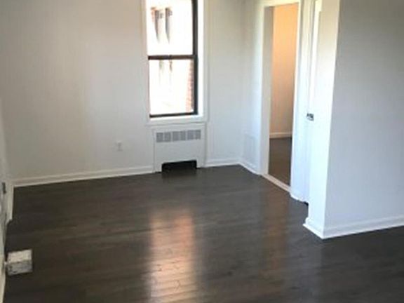 3rd image of 5611 94th St APT 4L