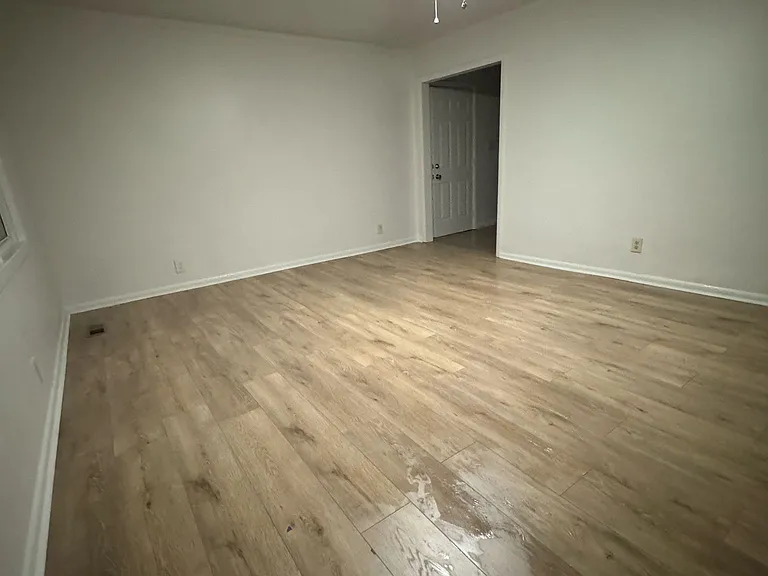 807 Eastview Dr — Photo 7
