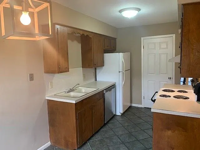 2 bed, 1.5 bath, 4240 sqft, $1,325 — Photo 4