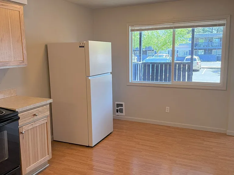 Willow Lake Apartments — Photo 14