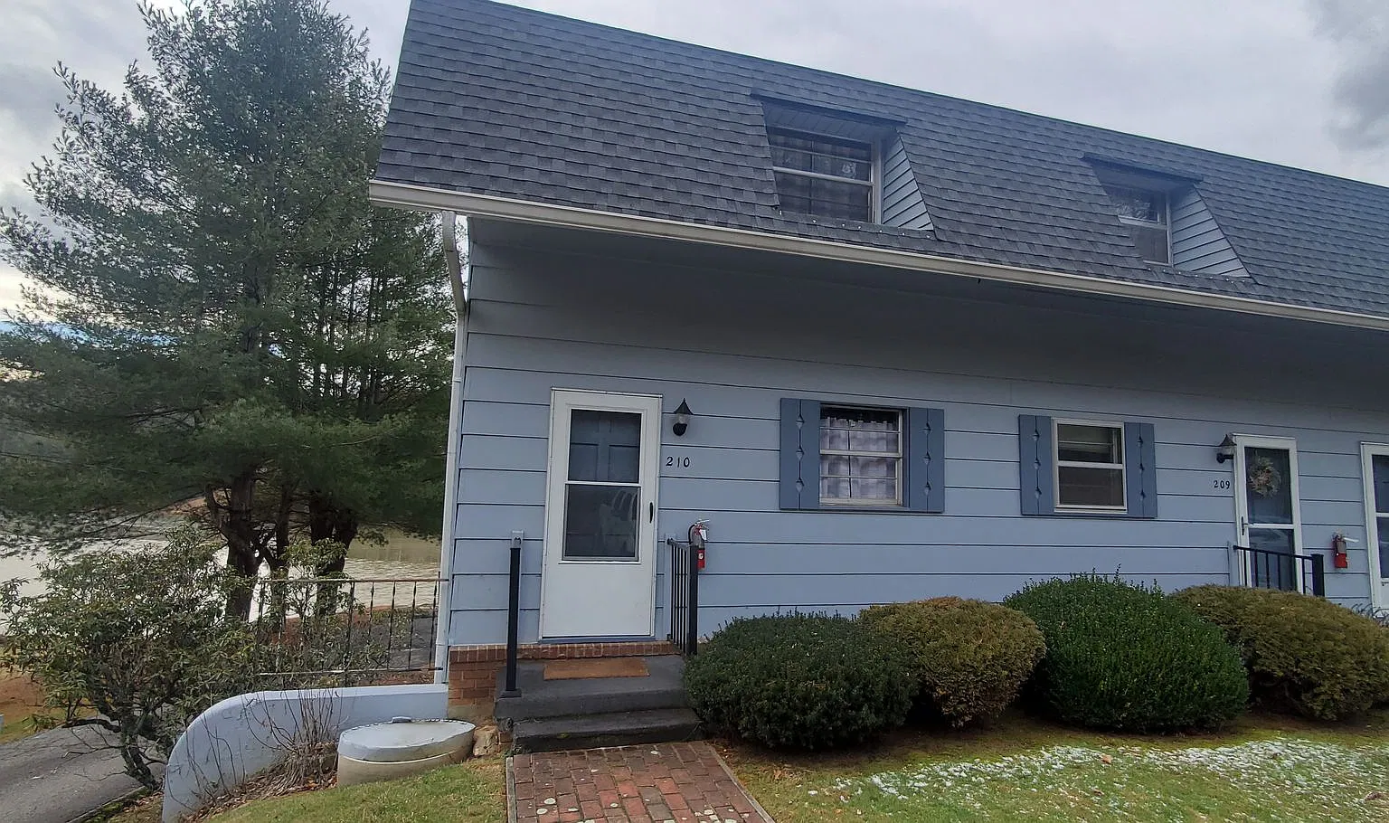 Cute 2/1.5 Townhome on Ashe Lake — Photo 1