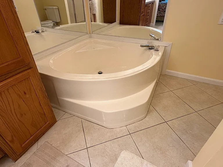 Master bath garden tub!