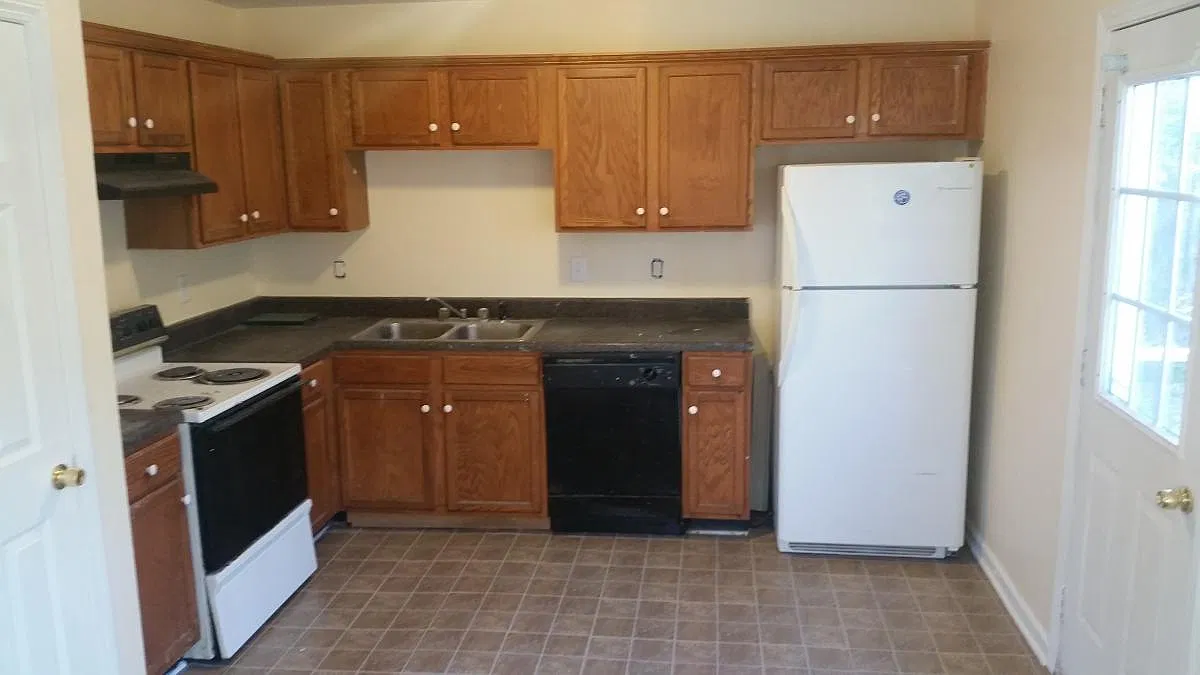 5 bed, 2100 sqft, $2,400 — Photo 2