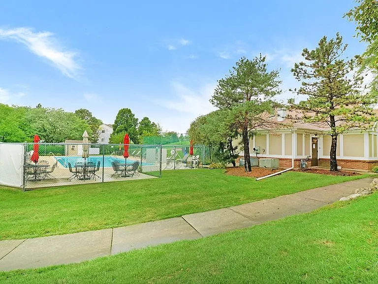 320 Springlake Ln #D — Photo 3