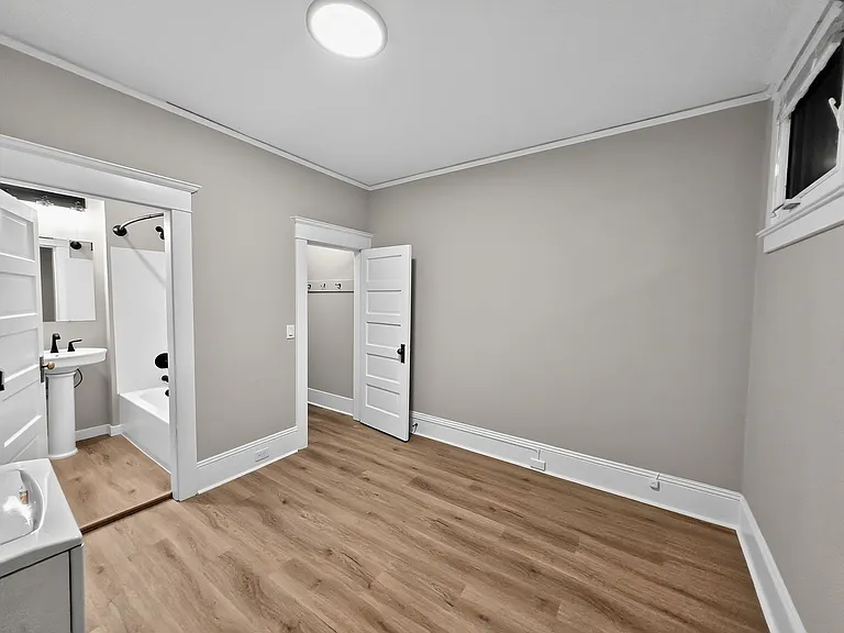 Hillcrest Manor — Photo 10