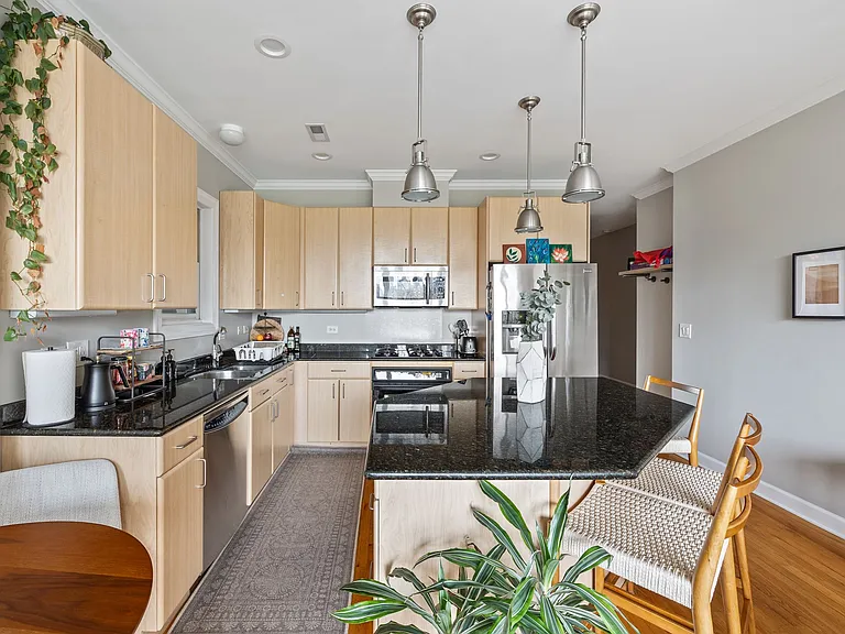 616 N May St #B — Photo 13
