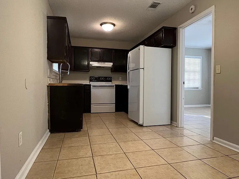 811 Robin Hood Trl — Photo 7