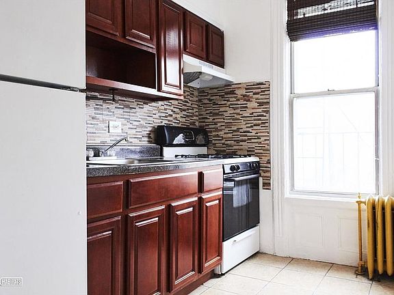 5th image of 1328 Jefferson Ave #3