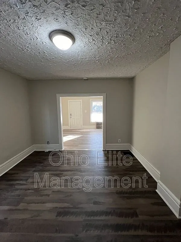 3 bed, 1.0 bath, 1100 sqft, $1,230 — Photo 3