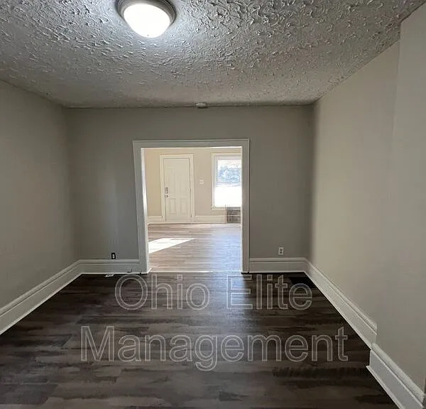810 Reinhard Ave — Photo 3