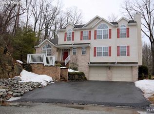 39 Orleans Ln, West Milford, NJ 07480