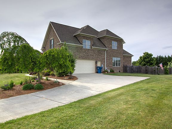 5th image of 202 Fosseway Dr
