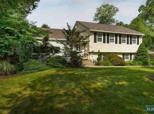39 Heron Rd, Livingston, NJ 07039