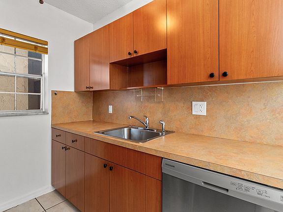3rd image of 4140 Woodside Dr APT 105