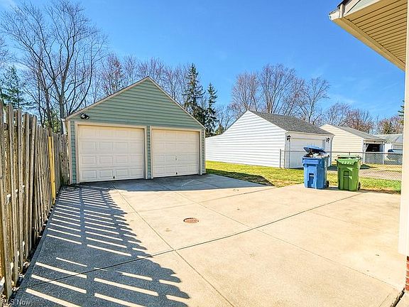 3rd image of 11633 Woodview Blvd