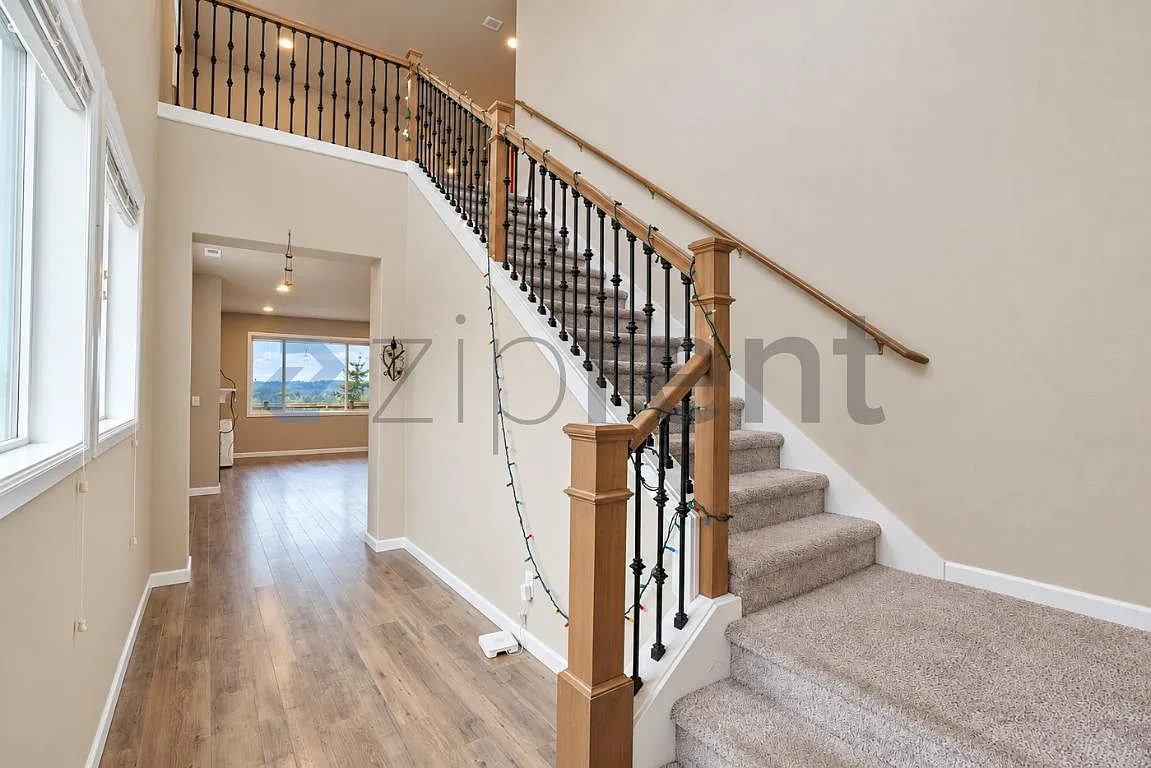 4 bed, 2.5 bath, 2500 sqft, $4,200 — Photo 3