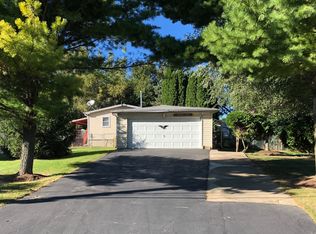 300 Castlewood Dr, Carpentersville, IL 60110