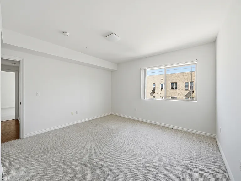 4733 Elmwood Ave #304 — Photo 5