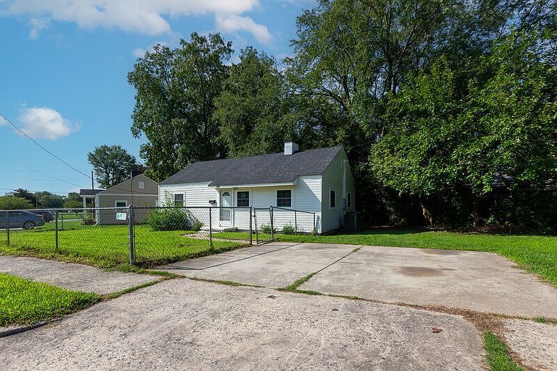 1st image of 904 Sylvia Cir