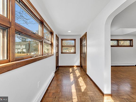 5th image of 10 Coles Ave