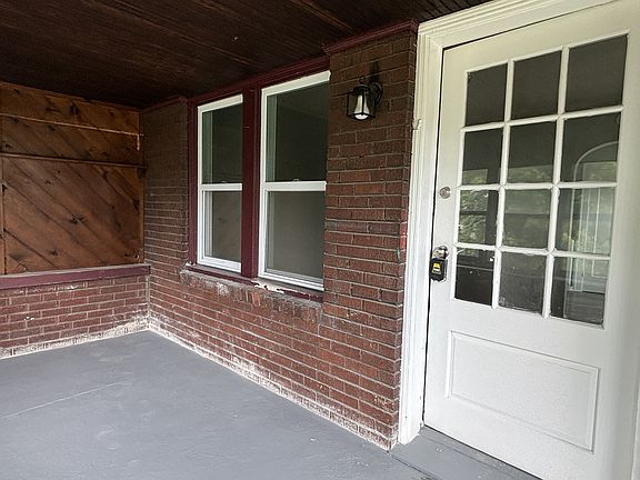 2nd image of 1401 N Gladstone Ave