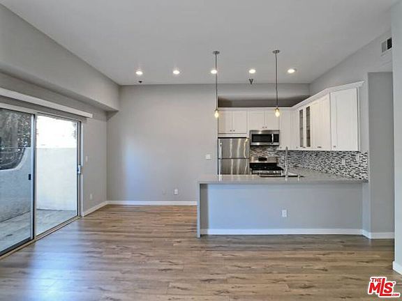 10560 Santa Monica Blvd APT 3, Los Angeles, CA 90025 | Zillow