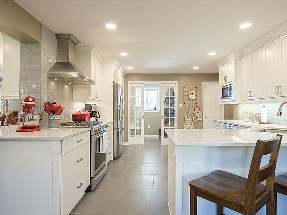 4th image of 2625 Summit St