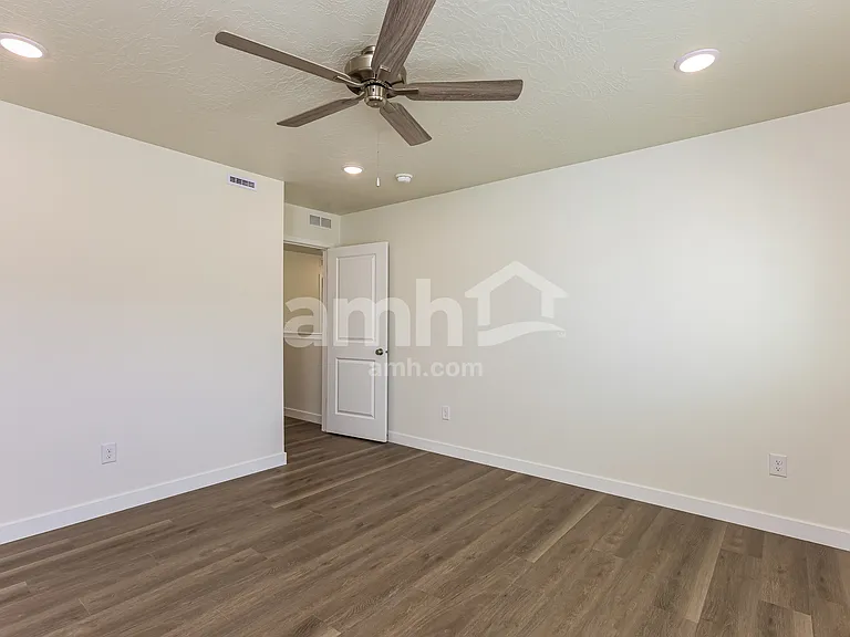 1384 W Mahogany St — Photo 9