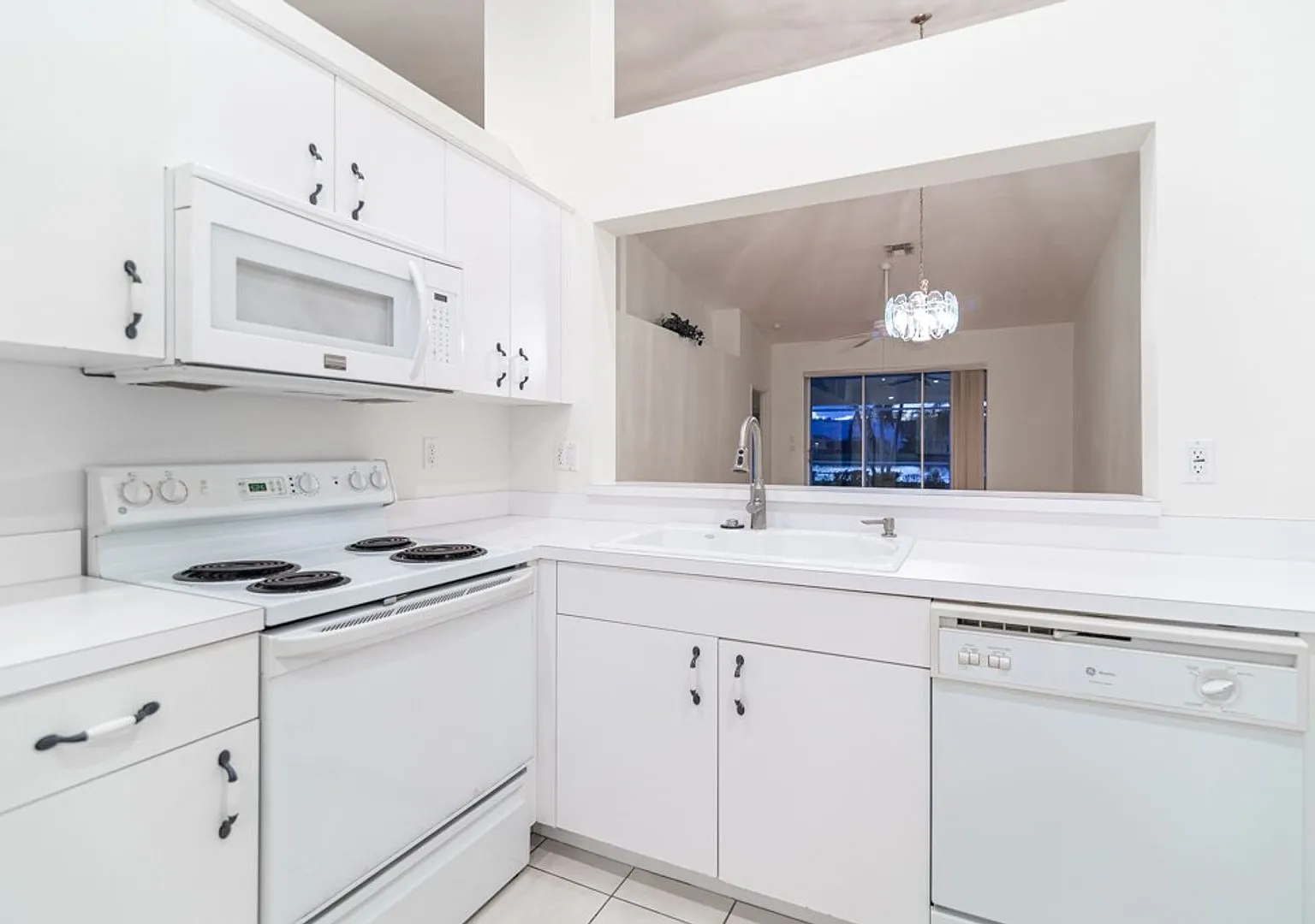 2 Bed + Den/2 Bath - Unfurnished Pool Home Close To Mercato Marker Lake Hidden Gem Quiet Community — Photo 4