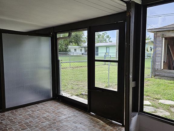 5th image of 2137 Chandler Ave