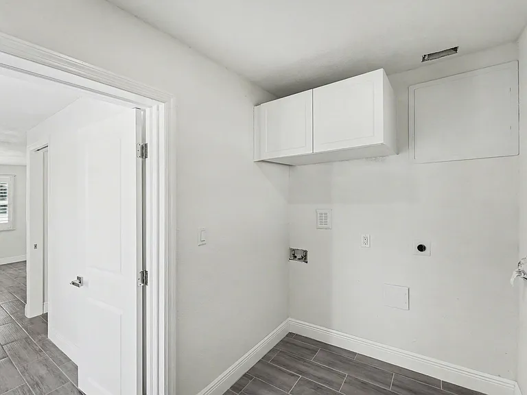 318 Bath St — Photo 27