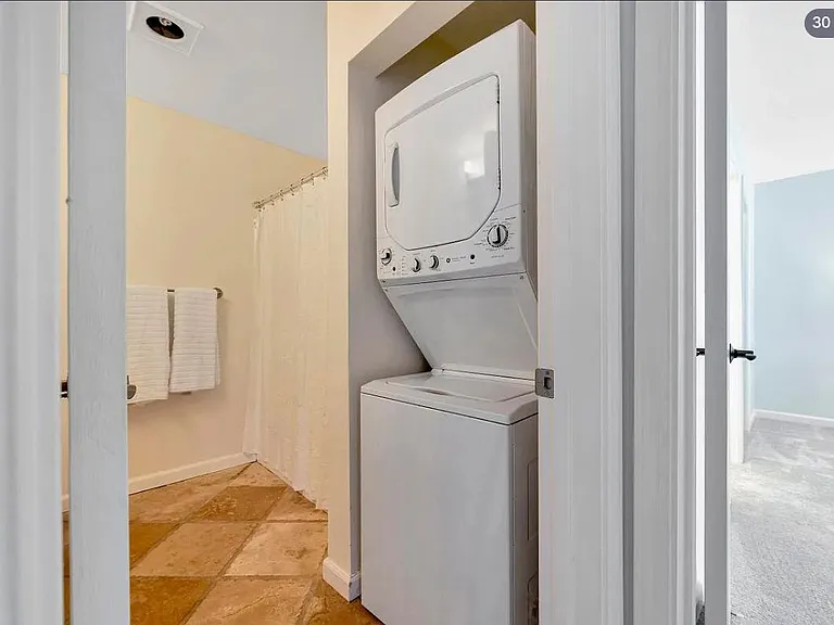 1046 Yarwood Ct — Photo 3