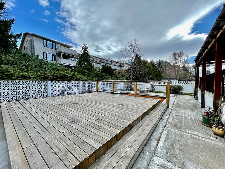1319 Kelglen Cres #A — Photo 33