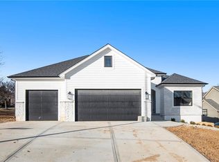 7080 Glenn Ln, Parkville, MO 64152