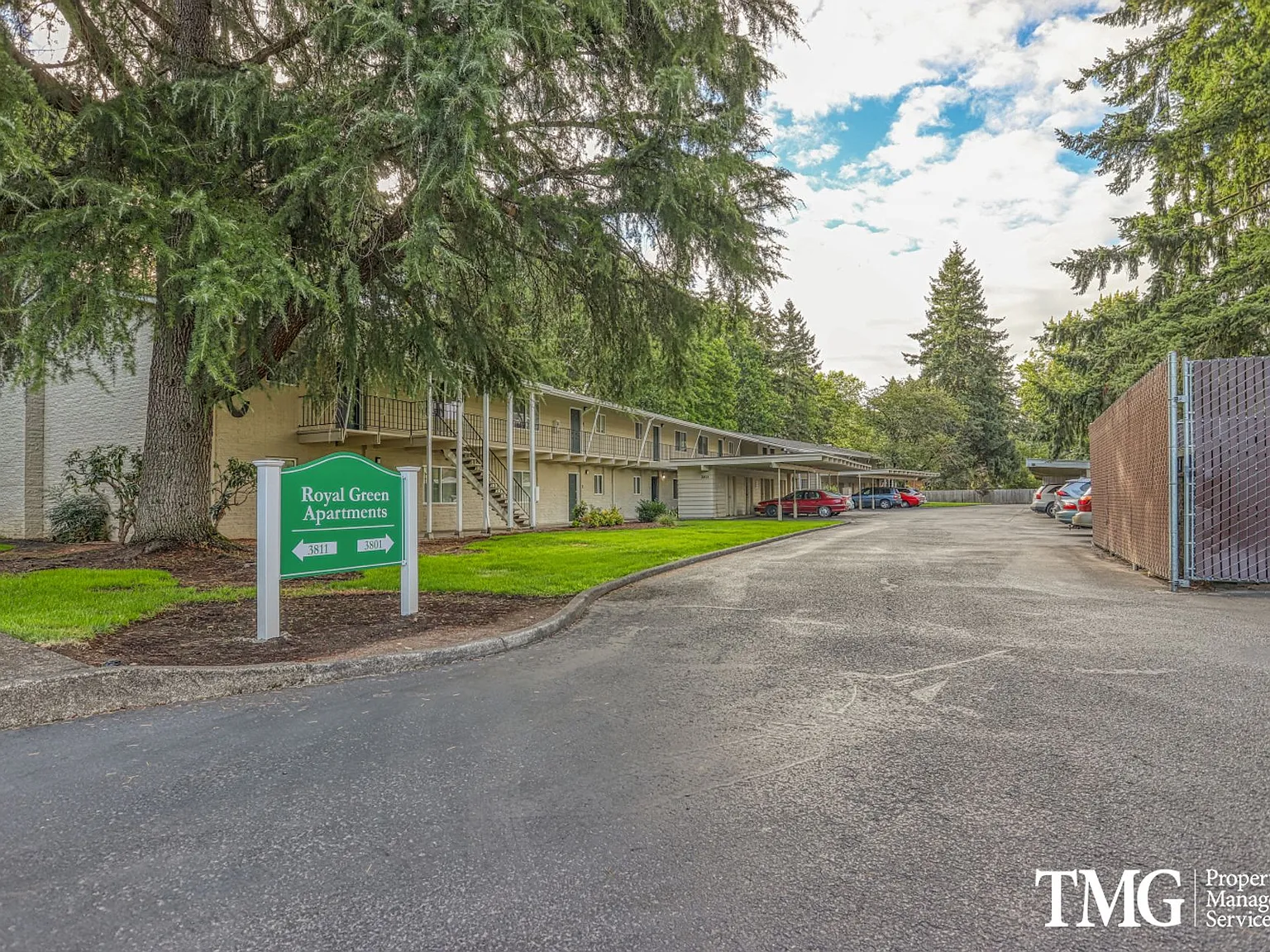Royal Green Apartments — Photo 2
