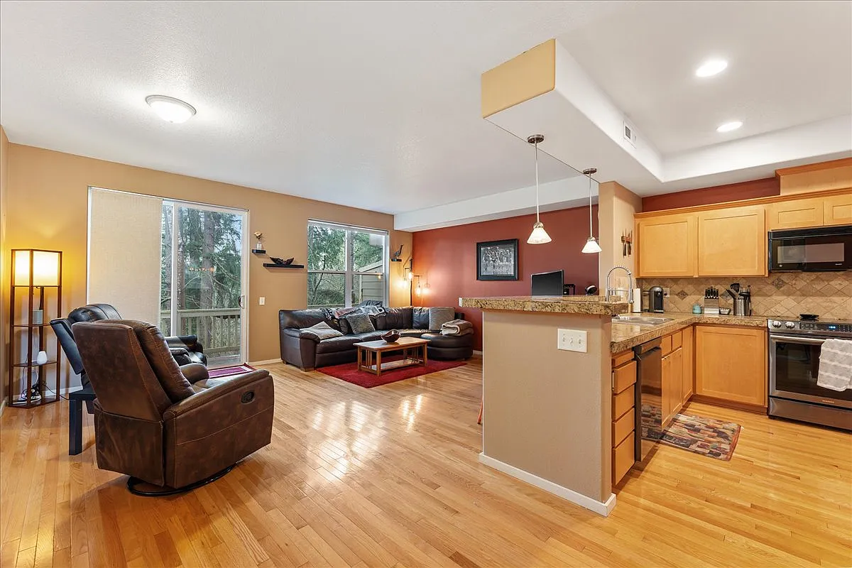 2 bed, 2.5 bath, 1834 sqft, $2,400 — Photo 2